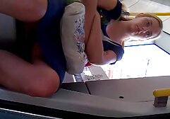 La japonesa se desnuda y follandose a su amiga nos muestra su cuerpo.