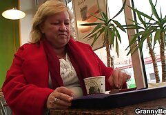 Tiene una botella de mama y su amiga me follan champán.