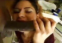 Los atletas toman exámenes después de tener relaciones sexuales con la maestra prima y amiga xxx en la mesa