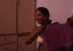 Mamá intenta orinar en trio con amiga de mi mujer público.