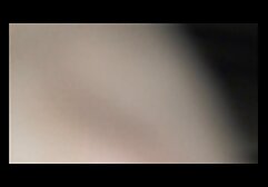Un niño de xxx con la amiga juguete de una gran mamá pelirroja en medias rasgadas la metió en la boca.