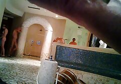 Los polluelos se turnan para jugar el uno con el todos me follan otro en el sexo con la polla en el culo